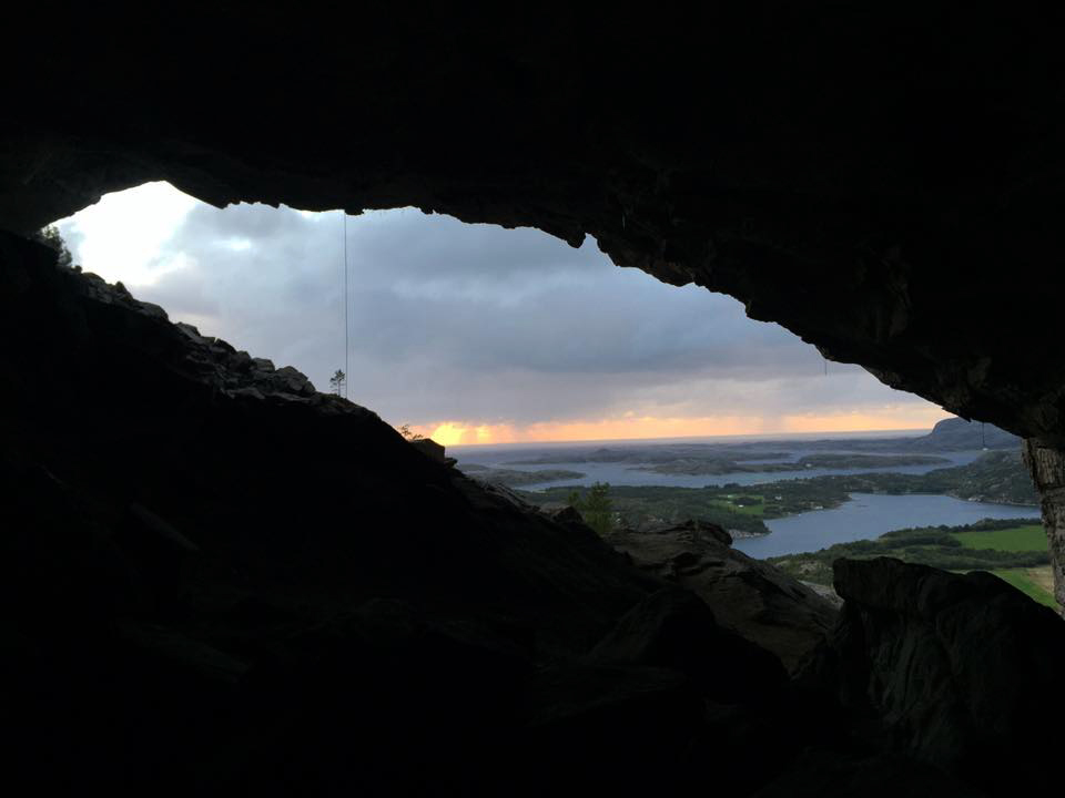 Ikke alle har en sånn utsikt fra "soveromsvinduet" som ungdommene som overnatter ute natt til søndag. (Foto: Didrik Lein)