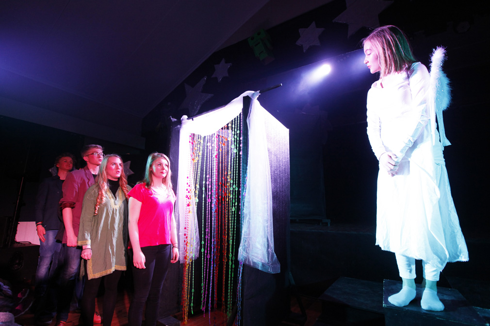 St. Petra (Astri Aagård) prøver å være streng, men Perleporten er åpen for de som vil inn.