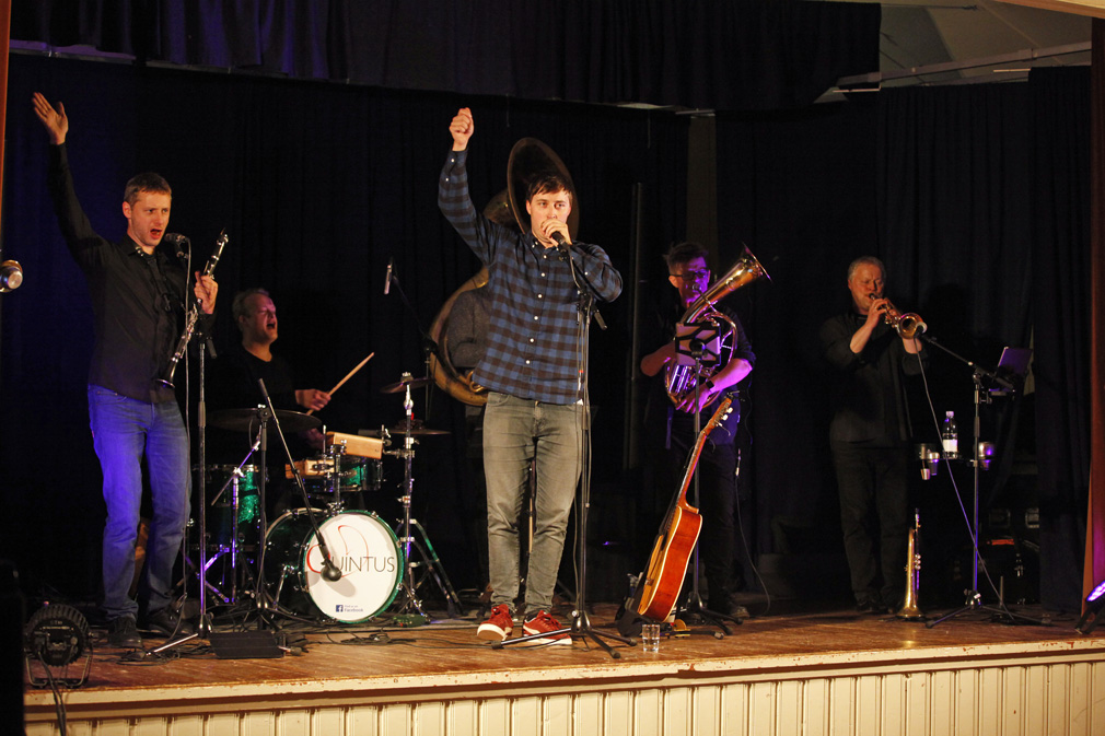 Quintus og Bjørn Tomren (Polka-Bjørn) leverte en allsidig og imponerende konsert på Lauvsnes.