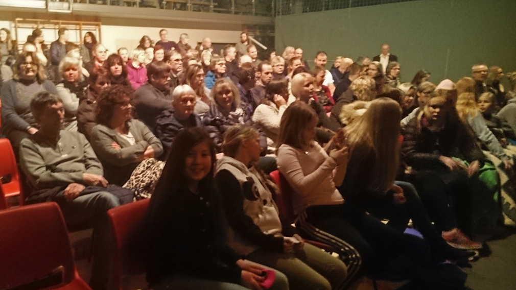 Til sammen rundt 180 personer overvar teaterstykket "Fysikerne" i Flatangerhallen. (Foto: Morten Kristiansen)