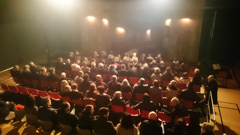 Teatersalen var nesten fullsatt da "Fysikerne" hadde premiere i Flatanger. (Foto: Morten Kristiansen)