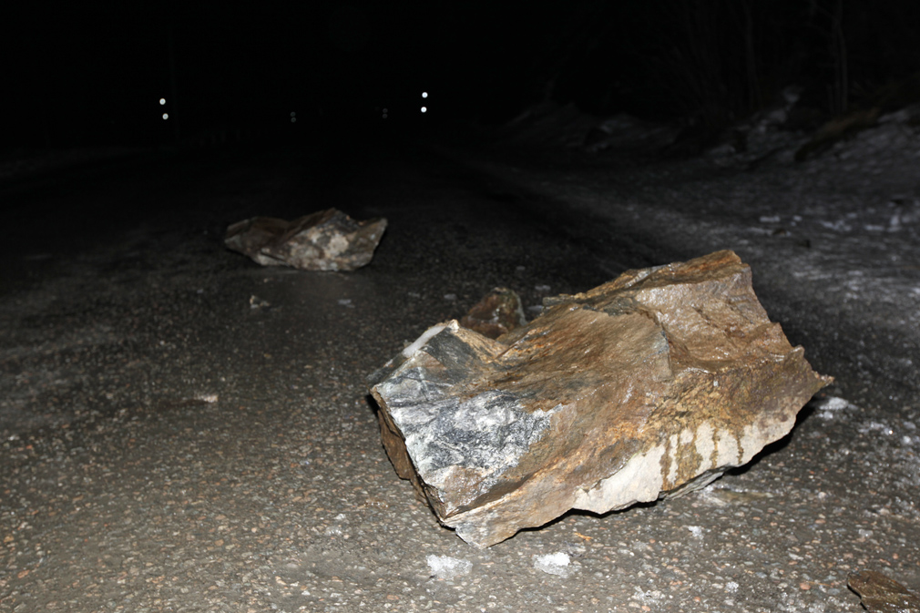 To større steiner raste ut i vegbanen og sperrer det ene kjørefeltet på Stamnes.