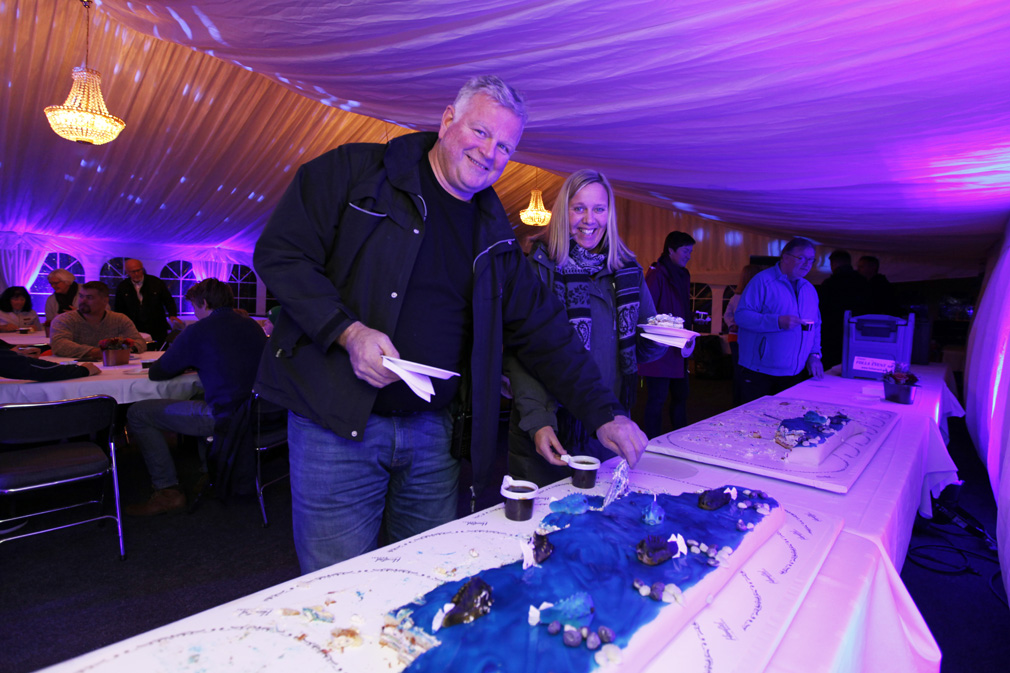 Arne Skorstad og Wenche Hanssen var to av de mange som besøkte Rensefisken fredag, og fikk smake kake pyntet med rognkjeks.