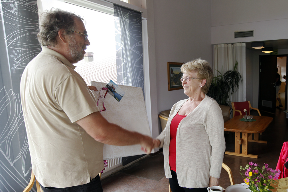 Rigmor Aune ble overrasket da Hans Petter Haukø overrakte gave og rosende ord etter 45 års virke i kommunen.