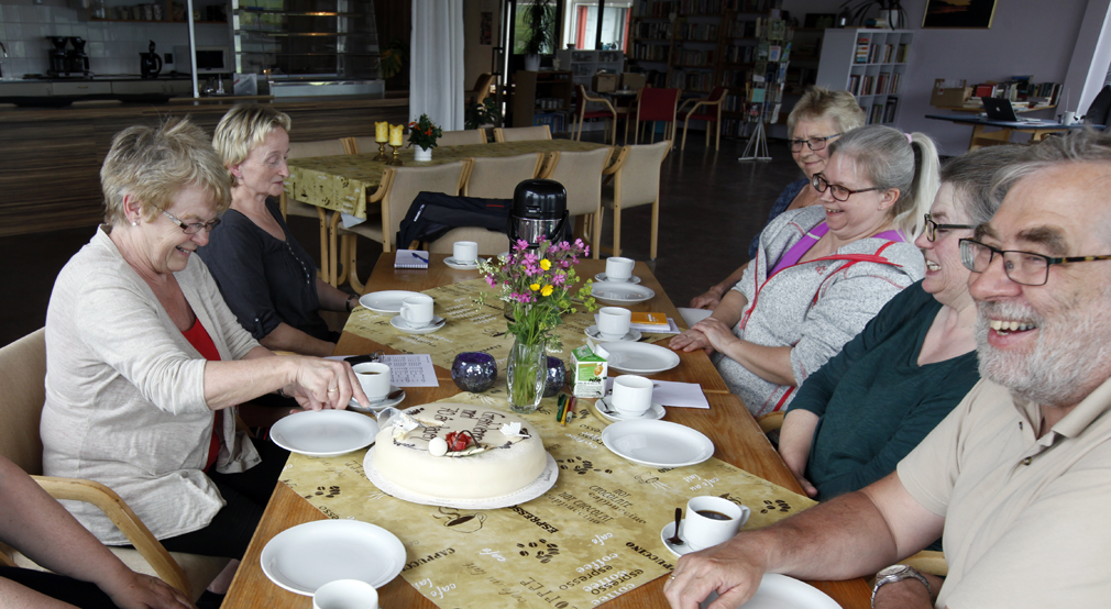 Latteren satt løst rundt kafebordet da det ble servert 70-årskake. Fra venstre: Rigmor Aune, Sissel Hårstadstrand, Anne Laukvik, Ann-Iren Rasmussen, Merethe Hepsø og Hans Petter Haukø.