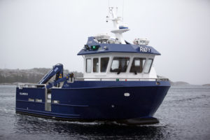 Nye "Riøy" er godt utrustet, og har kraftige trøstere som gjør båten lett å manøvrere.