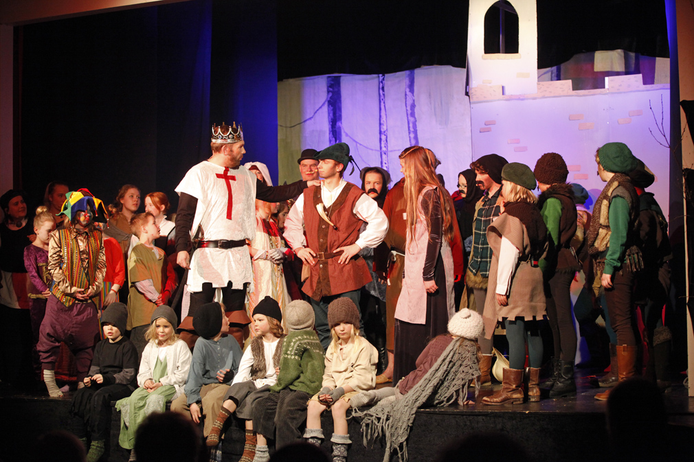 Ungene sto løpet ut, og i sluttscenen der Kong Richard kommer tilbake, var alle på scenen.