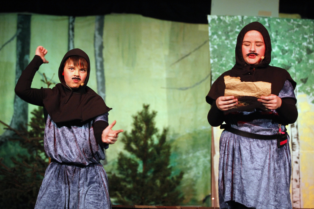 Bendik Geving og Ingeborg Johanne Bakken som herolder gjorde seg tydelig forstått - også på døvespråk....