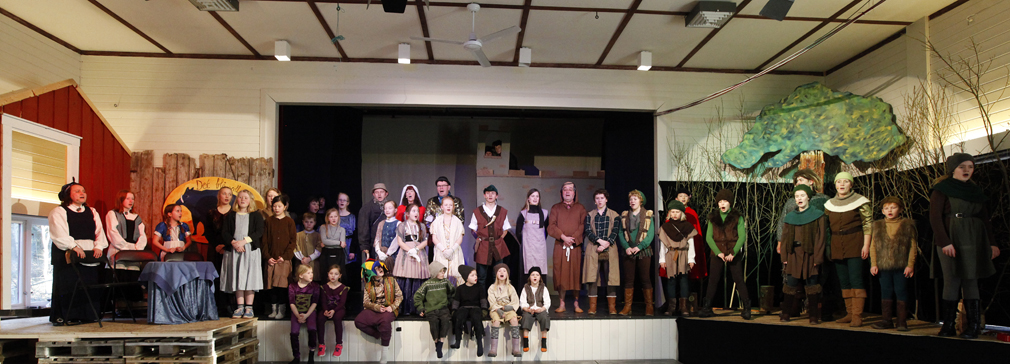 Det blir fullt når alle skuespillerne inntar scenen for avslutningsnummeret