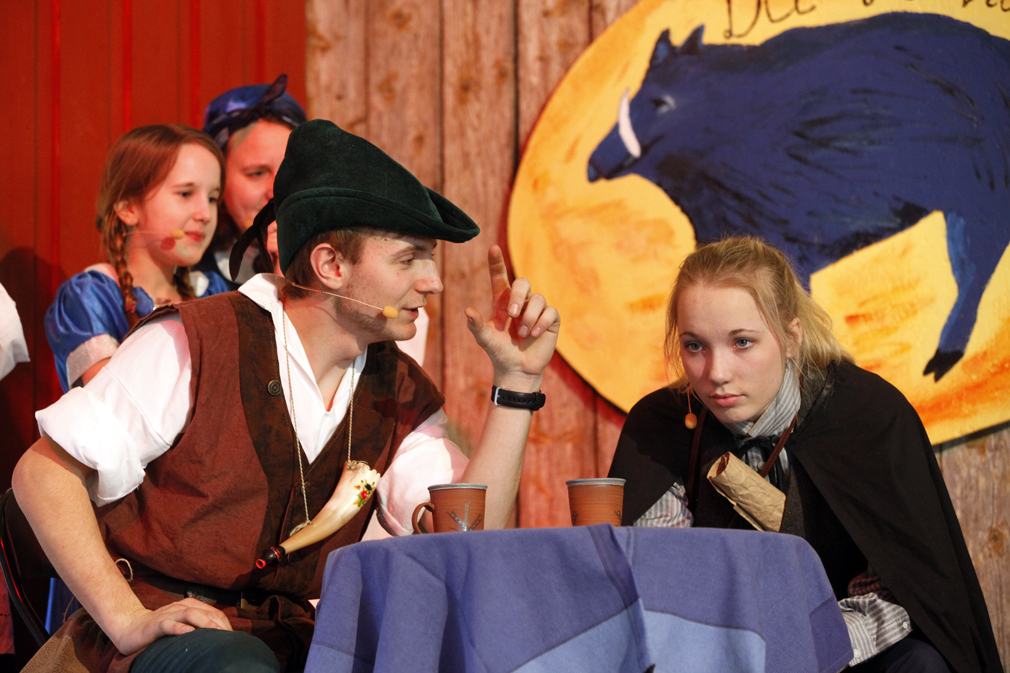 Robin Hood (Michael Strøm) lurer kjeleflikker Wat (Maren Kløven Lein)trill rundt.