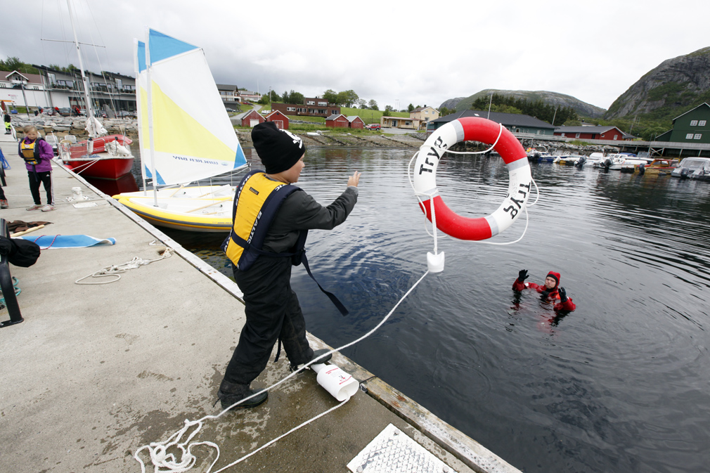 Sondre fikk lære hvordan ei livbøye skal kastes slik at den som har falt i vannet kan få tak i den.