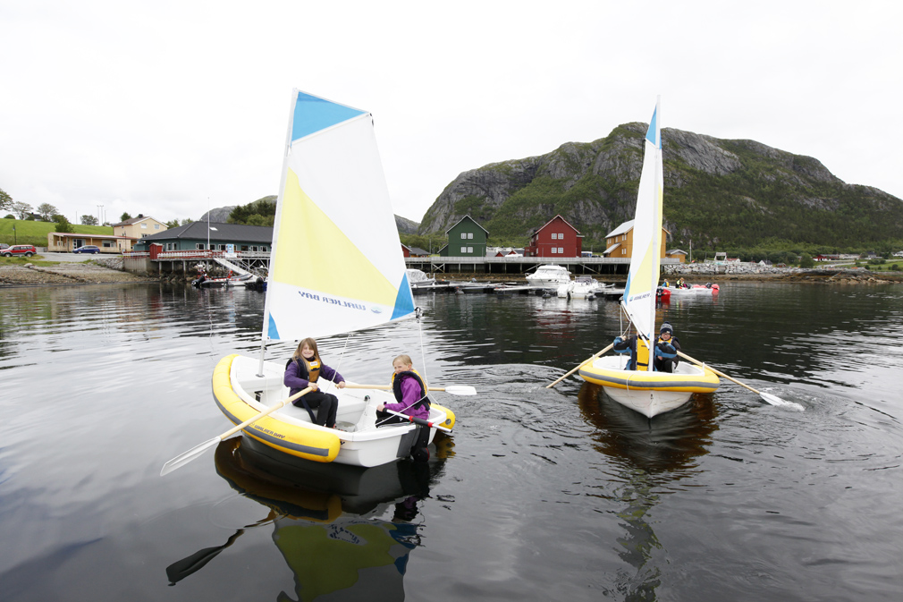Lise (11) og Sigrid (snart 13) Stornes fra Inderøy måtte ta årene fatt for komme seg til land, da vinden løyet fullstendig.