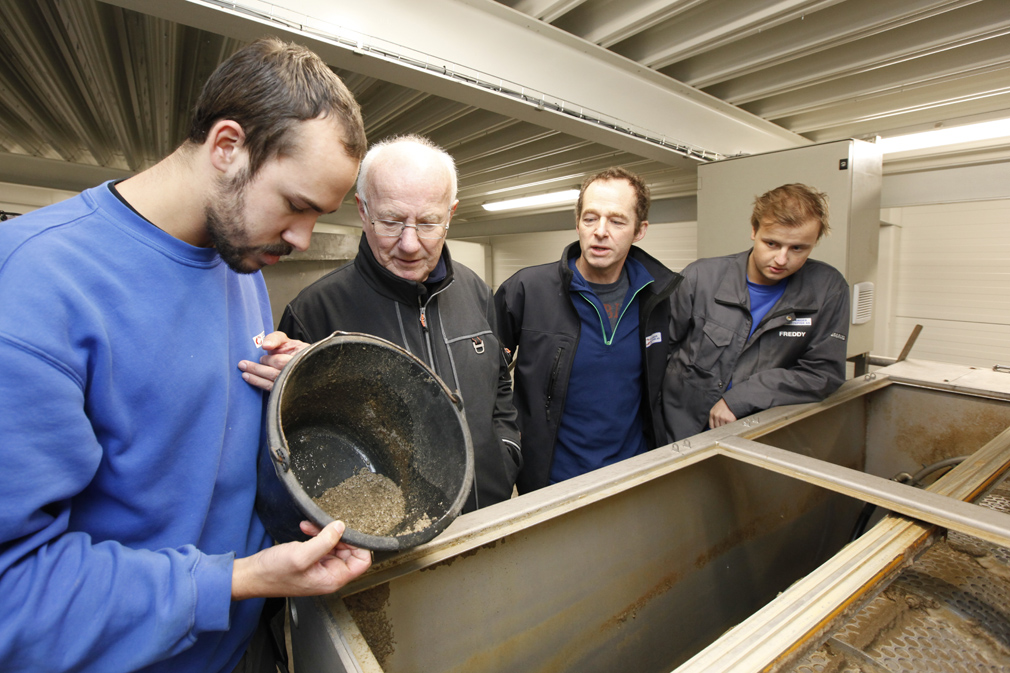 Sindre Strøm (til venstre) sjekker renseprosessen i avvannerpressa. Arne Hjalmar Knap, Morten Strøm og Freddy Aakervik følger med