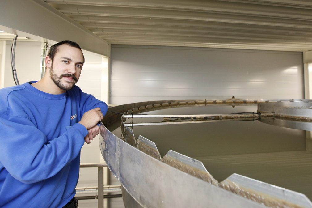 Sindre Strøm ved fortykkeren, det første leddet i renseanlegget hvor slammet blir sedimentert.