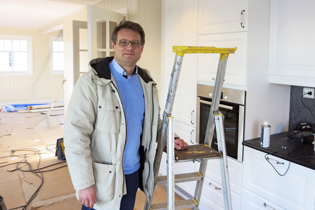 Sigmund Clementz i If Forsikring var nylig på besøk hos Sylva og Sturla Ofstad, som tirsdag flytter inn i nytt hus.