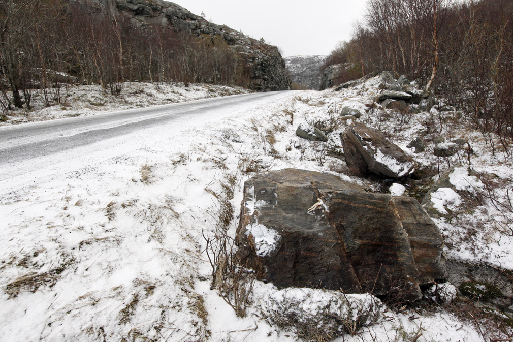 Store steinblokker raste 50-60 meter ned fra fjellsida på Vikkleiva, og stoppet mot vegen. Noen steiner havnet i vegbanen og en bil ble ødelagt.