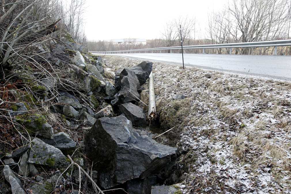 Disse store steinene kom rasende ned fjellsida i det skolebussen passerte. En telefonstolpe fulgte også med i raset, men heldigvis stoppet raset mot vegskuldera.