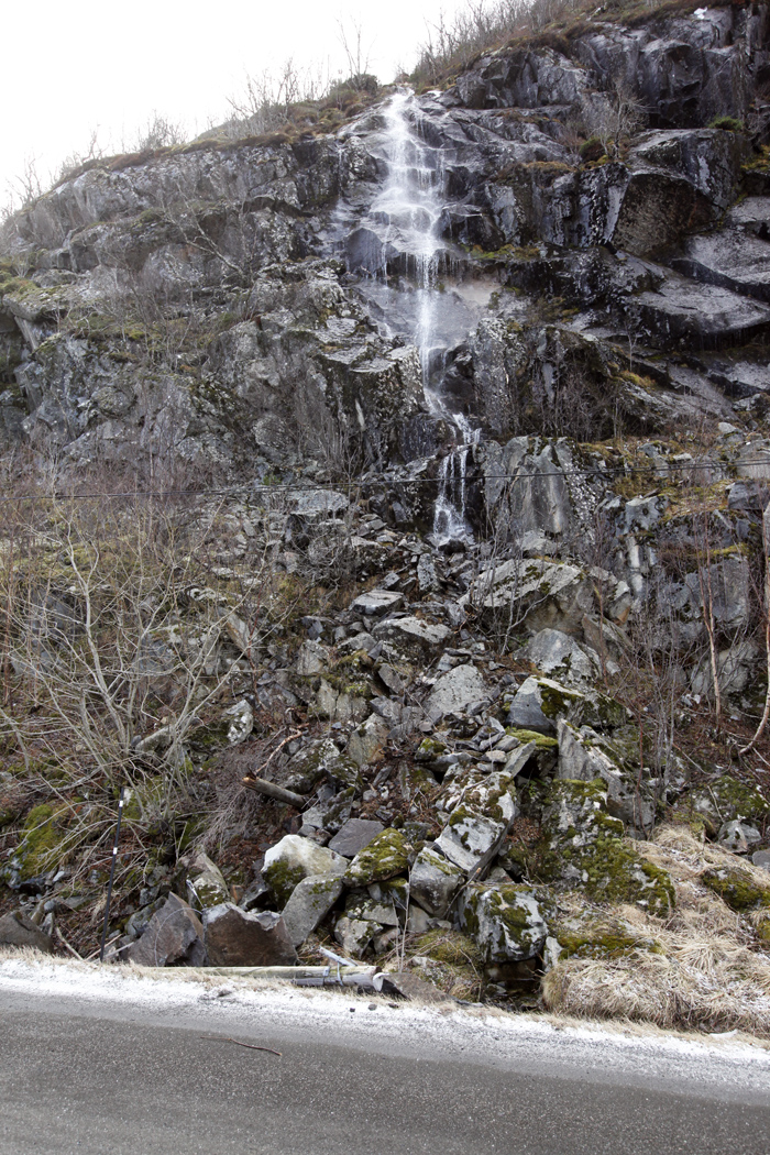 En bekk som renner ned fjellskråninga, har trolig utløst steinraset.