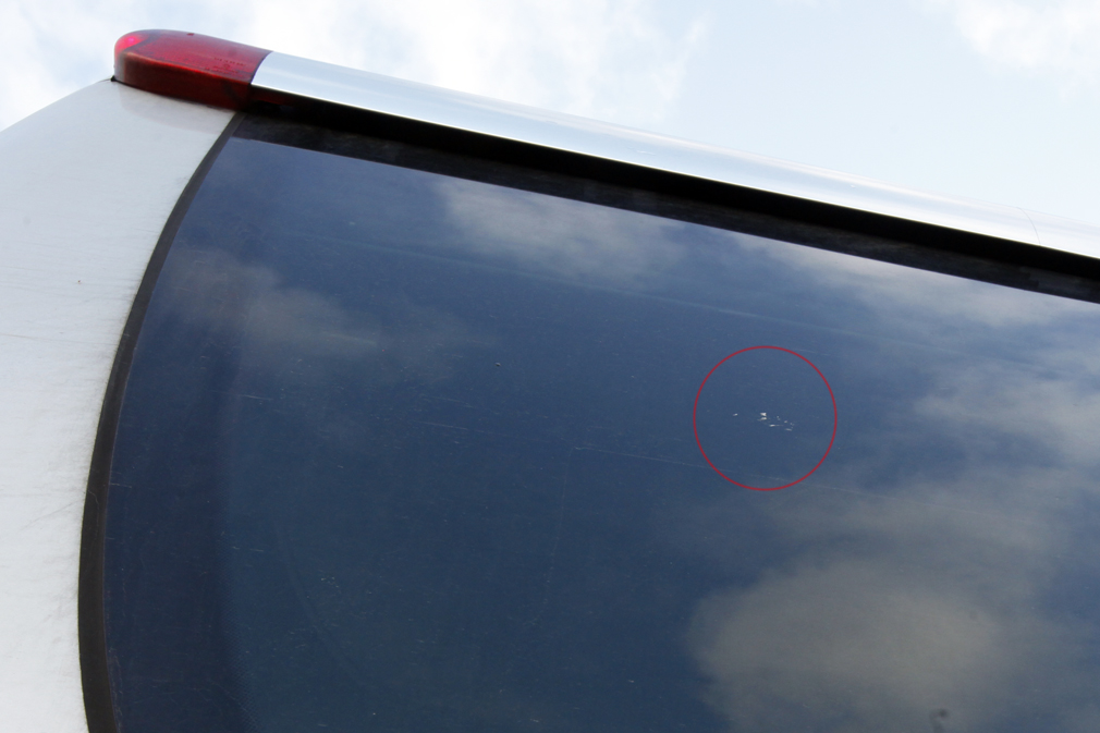 Merket etter steinen som traff sideruta, er godt synlig. Rett innom satt elever på veg til gym og basseng.