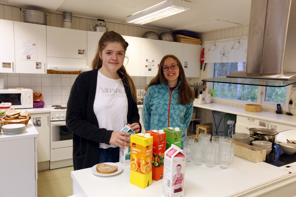 Anna Bruheim forsynte seg av havregrøten som lærer Ingvild Kimo serverte. 