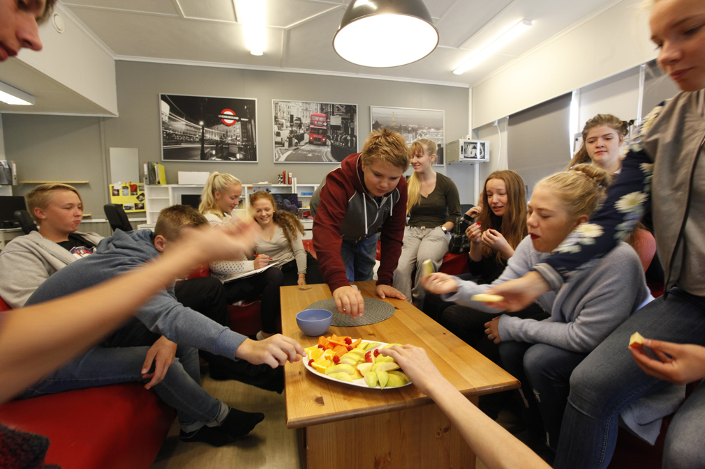 Når Inger Storø kommer til klasserommet med fruktfat, blir det fort rift om godbitene. Ungdomstrinnet tar samtidig en pause i sofakroken. 
