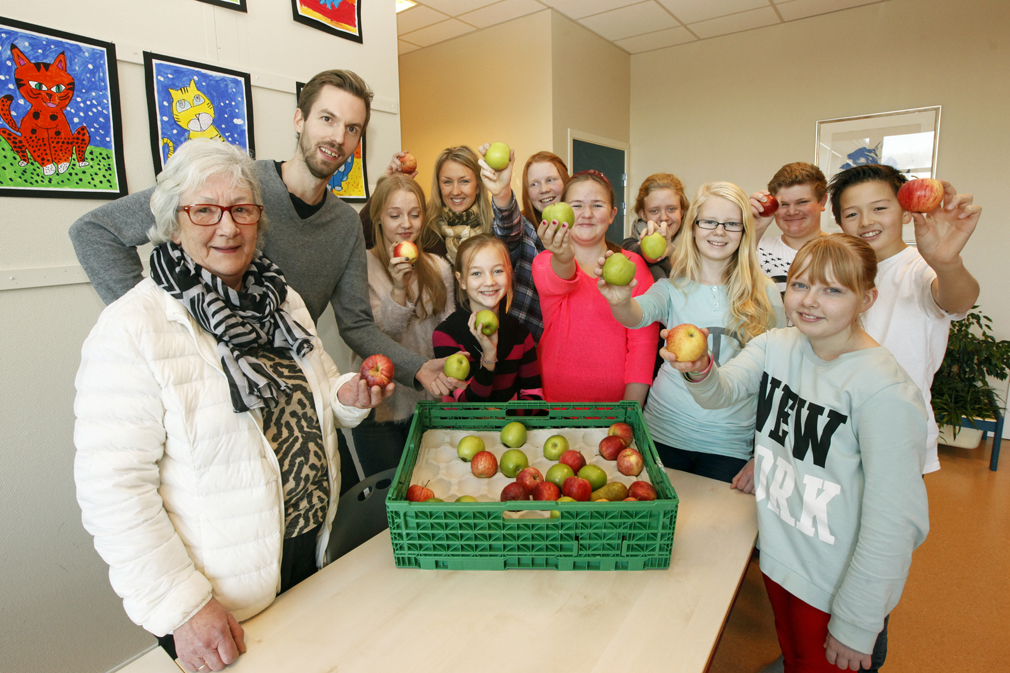SPONSET SKOLEFRUKT: Da det ble slutt på skolefrukt ved Lauvsnes skole, skaffet foreldrene sponsorer. Bodil Olsen i Lauvsnes helselag (til venstre) og Mikael Løfsnæs Haagensen i AQS stilte opp og sikret skolefrukt i to år. Det ble elevene og FAU-leder Camilla Aakervik (bak) svært glade for. Fra venstre: Mathilde Sofie Mork, Astri Aagård, Anna Imsgard Strøm, Ingeborg Bakken, Iben Estensen, Maria Derås, Tommy Hasvåg, Lukas Leander Haagensen og Ida Havn. 