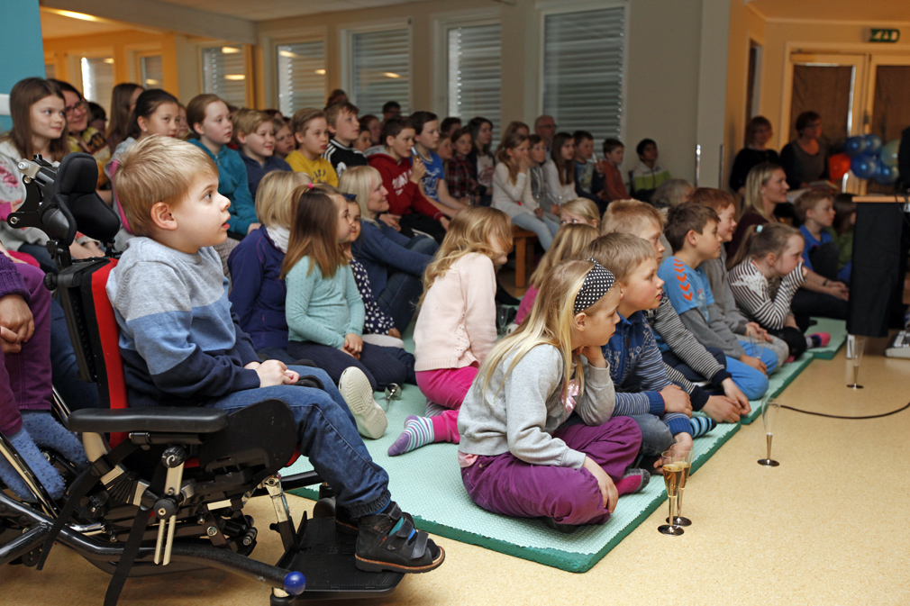 Hele skolen var samlet til filmpremiere, med Hans-Kristian som det naturlige midtpunkt.