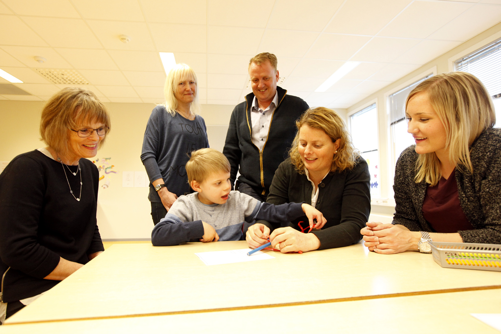 Teamet rundt Hans-Kristtian får mye ros, fra venstre Herlaug Hjelmbrekke i Statped, klassekontakt Marit Irene Rotvold, barne- og ungdomsarbeider Franken Estensen, mor Marit Hustad Dølvik og vernepleier Ida-Magrit Lindstad Angen.