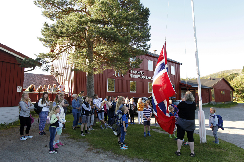 Flagget til topps på alle skolene mandag, da årets nye førsteklassinger og de andre elevene møtte til skolestart.