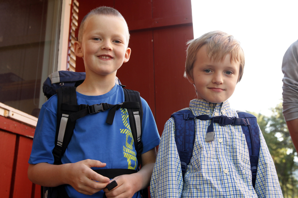 William (til venstre) og Kevinas møtte spente opp til sin første skoledag på Flatanger montessoriskole.