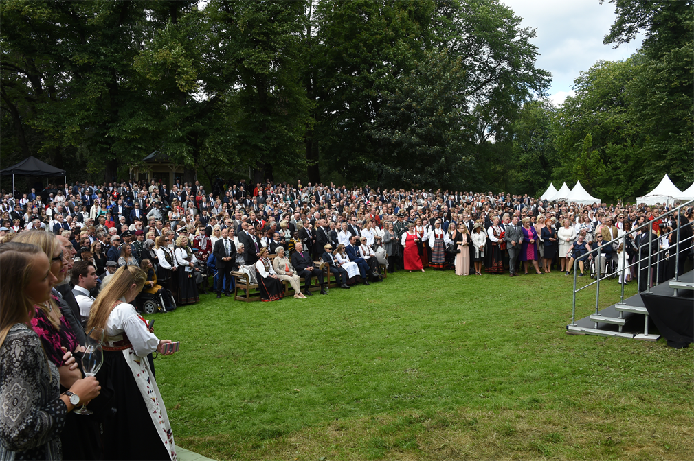 Kongeparet hadde invitert 1.500 mennesker til hageselskap i Dronningparken. (Foto: Sven Gj.Gjeruldsen, Det kongelige hoff) 