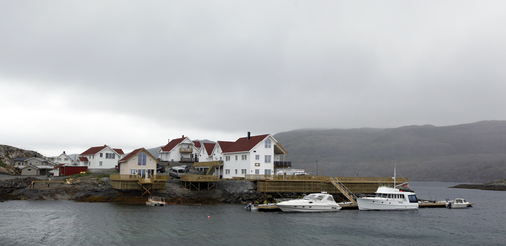 Slik ser det nye anlegget ut fra Seiskjæret. Sørnesset fisketurime består av tre bygninger med til sammen fem leiligheter og gjestehavn.
