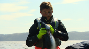 Snorre fikk bra med laks i sommer. (Foto: Eivin Aabakken, NRK)