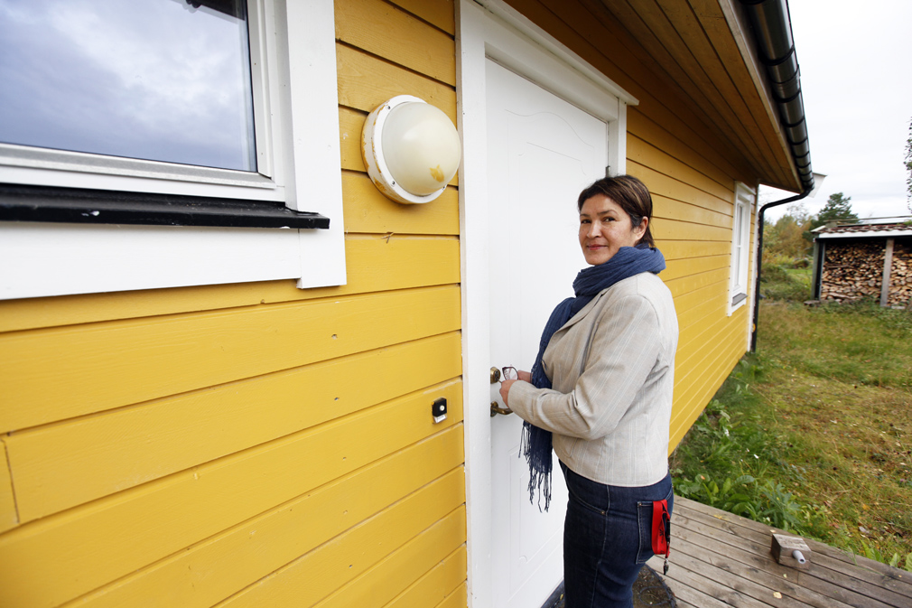 Ei leilighet på Lauvsneshaugen er også klar, nå skal det skaffe bruktmøbler før de første flyktningene kommer, forteller Somia Essaid Tøndel.