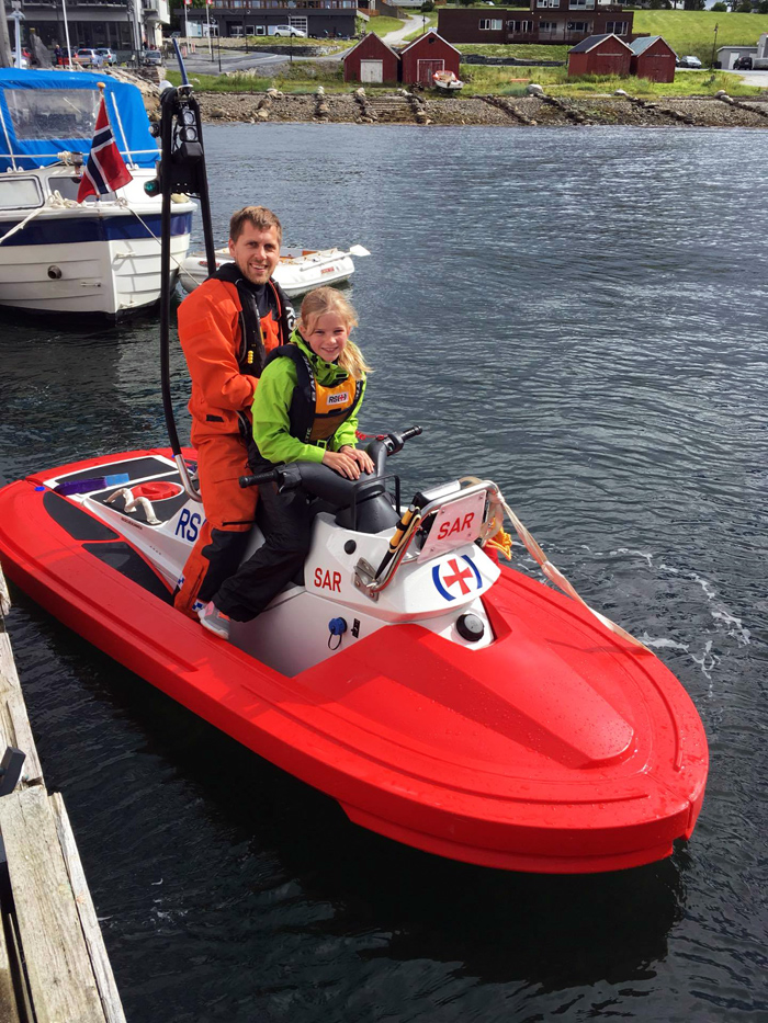 Isabell fikk prøve vannskuteren, som er fast stasjonert på "Harald V". (Foto: Maja Sofie Lein)