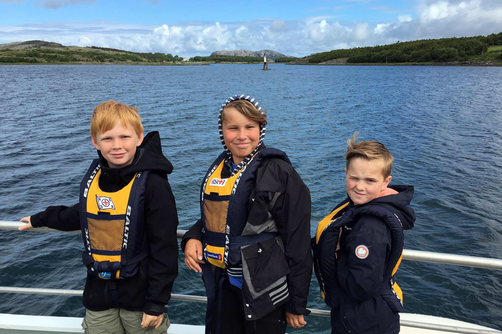Magnus, Sander og Noah om bord på redningsskøyta "Harald V"