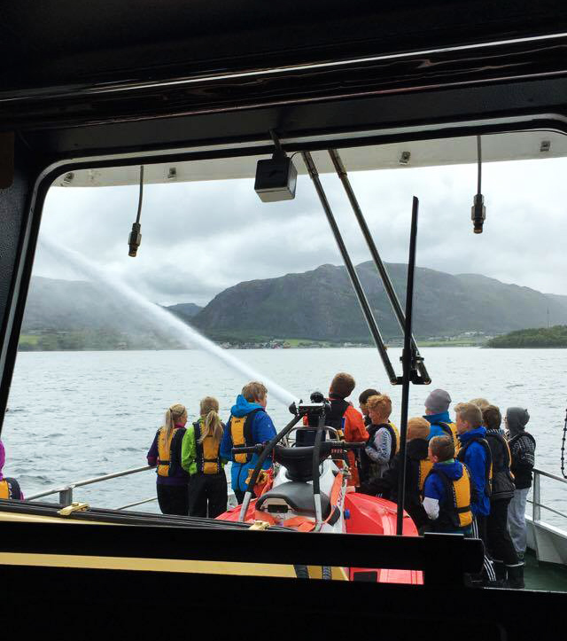 Det var spennende å være på dekk da redningsskøyta startet vannkanonene. (Foto: Maja Sofie Lein)