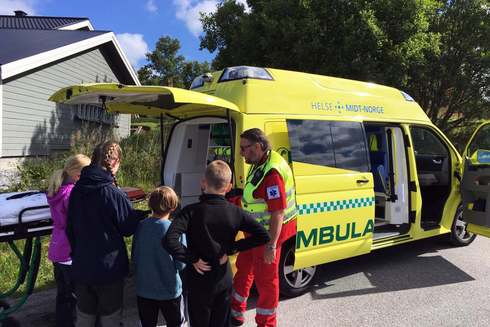 Deltakerne på sommerskolen fikk omvisning i ambulansen av Dag Erling Aune. (Foto: Maja Sofie Lein)