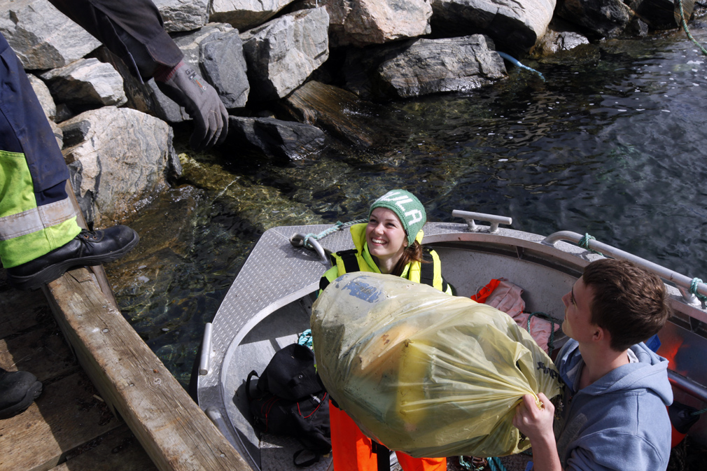 -Tungt arbeid, men sosialt, sier Emilie Bø, som jobber sammen med johannes Waldersløff i Salmar.