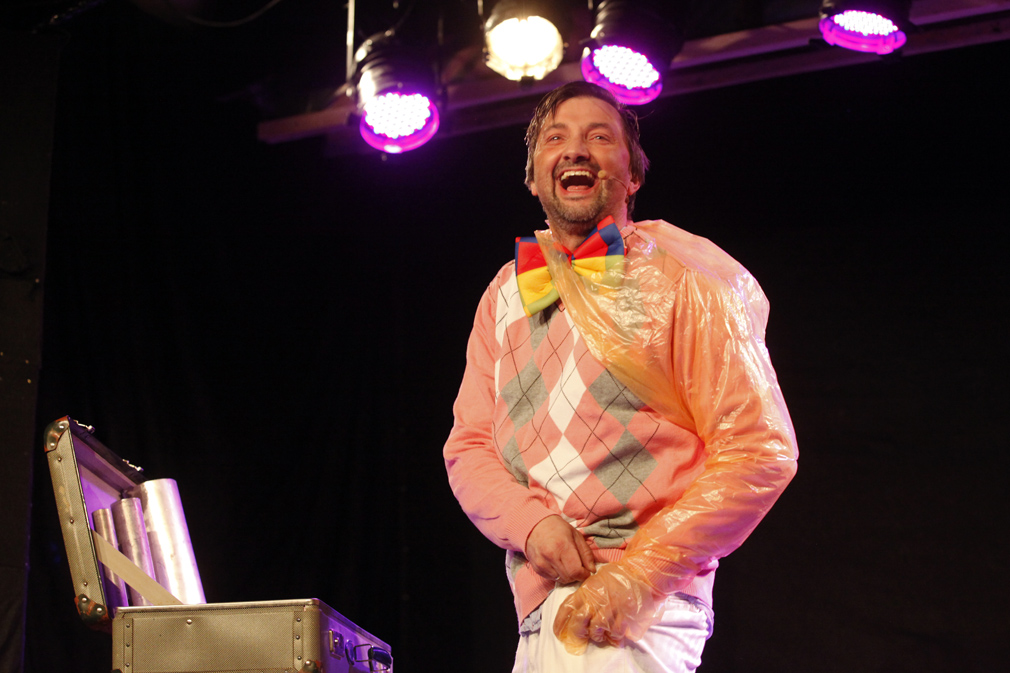 Med reagensglass tilpasset enhver størrelse, forsøker befruktningskonsulent Morten Hågensen å øke folketallet i Flatanger og Statland.