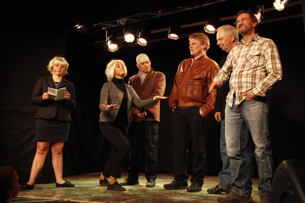 På klingende summørsk prøver Linn Sofie Mork som Namsos-ordfører å overtale sine ordførerkolleger Roger Bendiksen, Øivind Strøm, Inge Finnanger og Morten Hågensen. Til venstre Torunn Strøm som Erna Solberg.