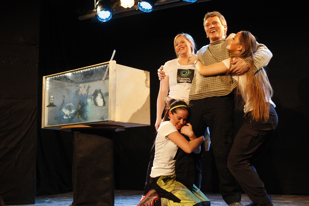 Omsvermet kar på "rognkjeksa", Roger Bendiksen omgitt av Camilla Hågensen, Ida Christine Myren og Linn Sofie Mork.