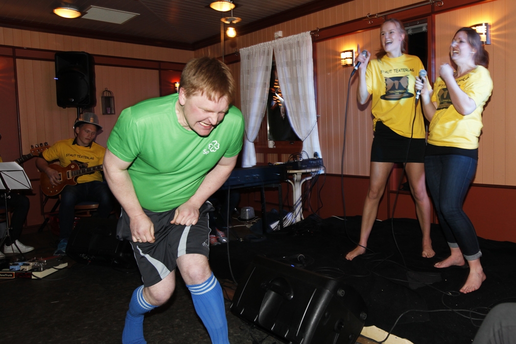 Stauts versjon av "Styggen på ryggen" ble til "Kvaksen på laksen" for den uheldige Øivind Strøm...