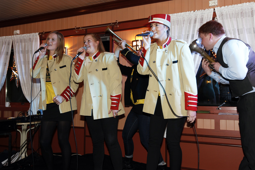 Da Staut ikke fikk kulturprisen i 2012, laget de sangen"Vi lager oss korps" - og den ble framført da laget endelig fikk kulturprisen tre år sendere. Fra venstre: Nina Bendiksen, Ida Kristine Myren og Linn Sofie Mork.