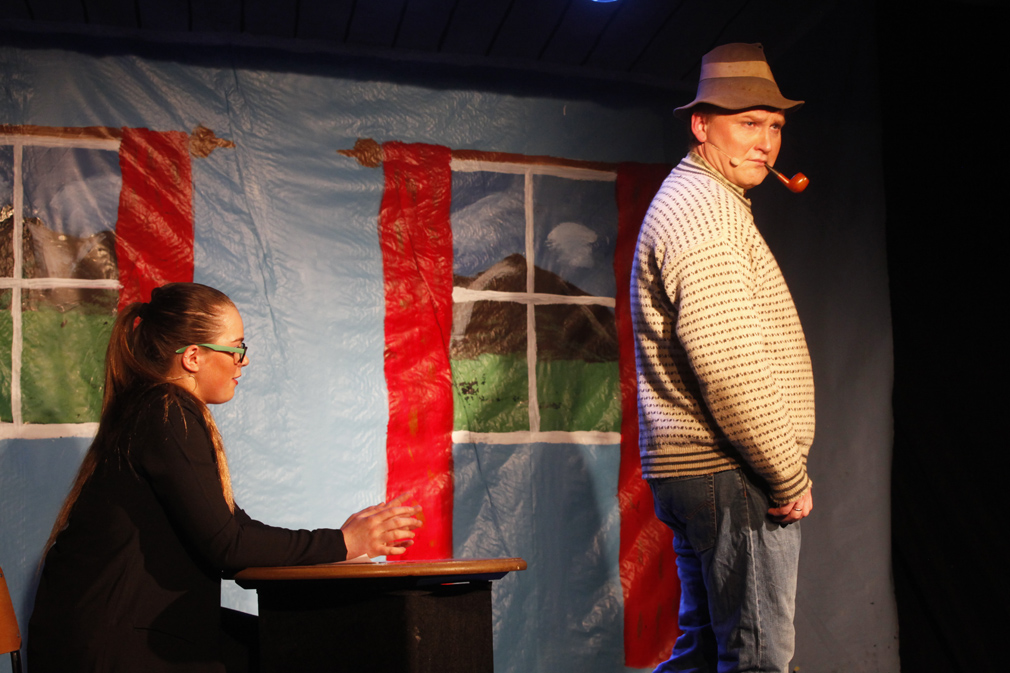 - Papirarbeid er kvinnfolkarbeid, kunngjorde Lothepus (Øivind Strøm) til patentkontorets Nicoline Mork.