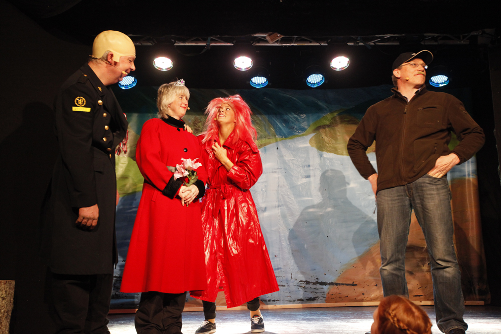 Kongelig gjenvisitt på Småværet. Inge Finnanger som Kongen og Tone Bendiksen som dronning Sonja, ble tatt vel imot av Lillian og Nils, alias Linn Sofie Mork og Roger Bendiksen.