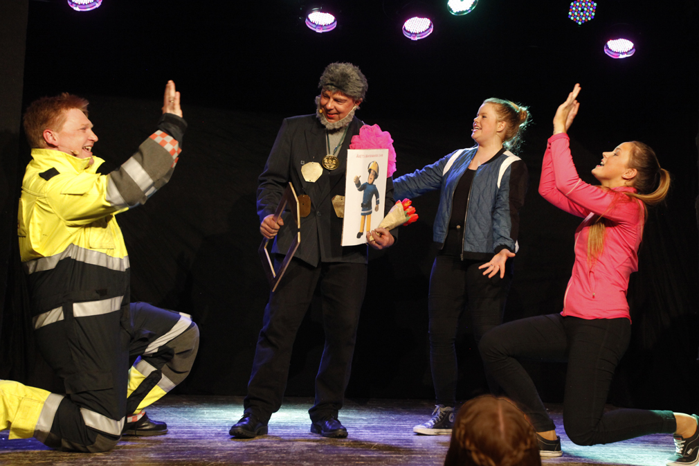 Prisdryss til brannsjef Hans Petter Haukø. Fra venstre Øivind Strøm, Inge Finnanger, Ida Christine Myren og Nina Bendiksen.