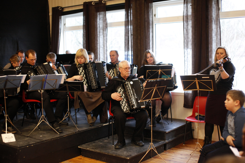 Steinkjer trekkspillklubb har hentet heim medaljer fra norgesmesterskap, og imponerte på konserten.