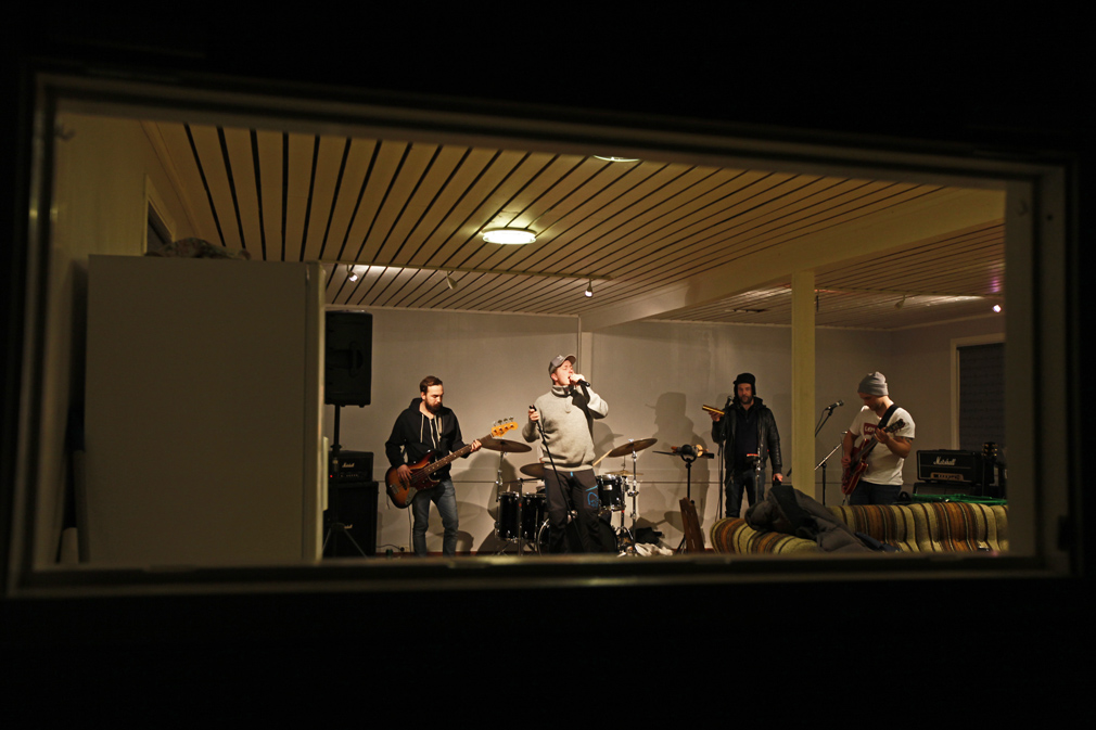 Den gamle serveringsluka i Skytterhuset fungerer fortsatt, og slik er utsikten derfra når Jens Martin Olsen og resten av Stiv Kuling øver foran releasekonserten.