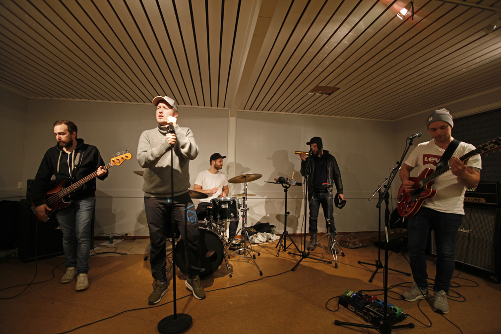 Jens Martin Olsen er kjent for å gi alt på scenen. Den mannen står neppe særlig rolig når låtene på det nye albumet skal spilles etter plateslippet fredag. Bak fra venstre: Mads Fallet, Amund Johnsrud, Frank Reppen og Sondre Johnsrud. Kim Aakervik lå heime og var syk denne kveldenl.